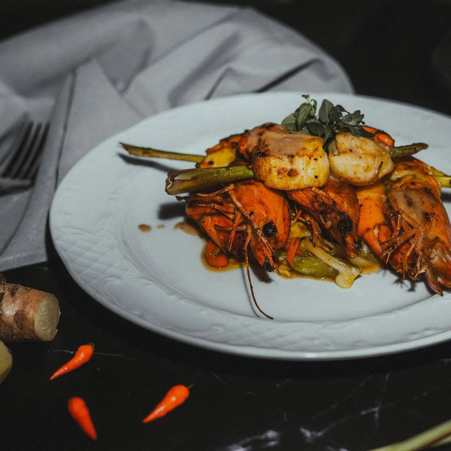 Brocheta de gambas y vieiras con jengibre y guindilla