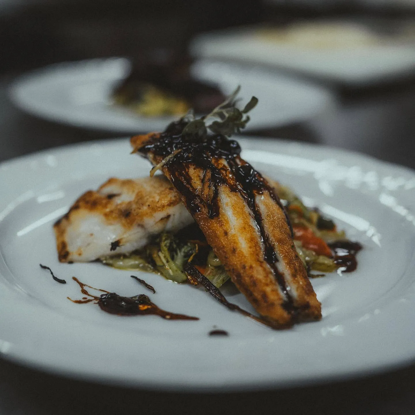 Pescado a la plancha con glaseado de la casa